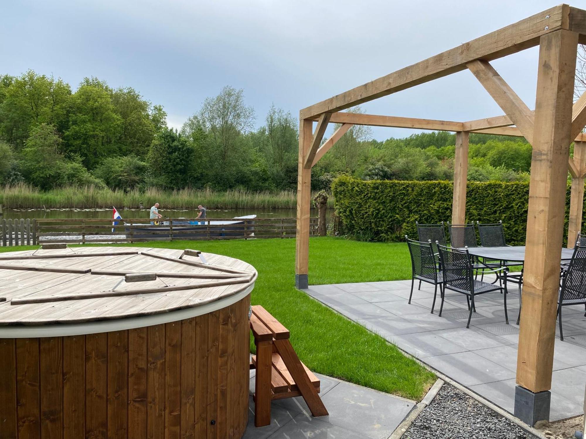 Villa Riverside Met Hottub, Eigen Aanlegsteiger, Zwemtrap, Trampoline En Kano'S Zeewolde Exteriör bild