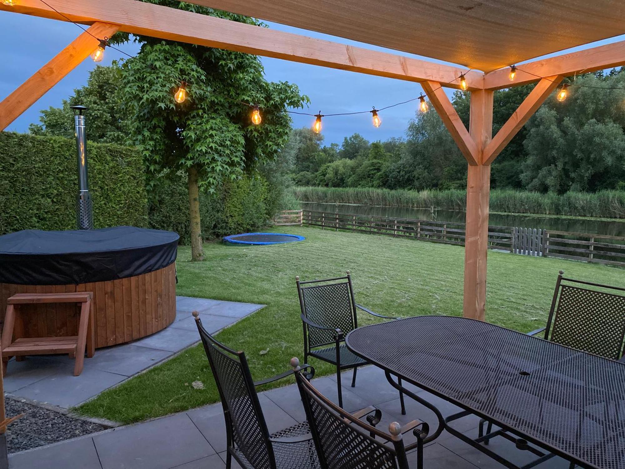 Villa Riverside Met Hottub, Eigen Aanlegsteiger, Zwemtrap, Trampoline En Kano'S Zeewolde Exteriör bild