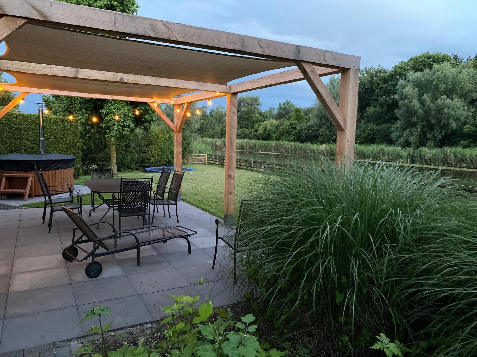 Villa Riverside Met Hottub, Eigen Aanlegsteiger, Zwemtrap, Trampoline En Kano'S Zeewolde Exteriör bild